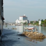 Nicht im Boot, sondern im Zug unterwegs, von Bangkok Richtung Westen.